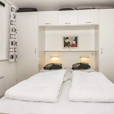 4 Person In Fan Apartment *